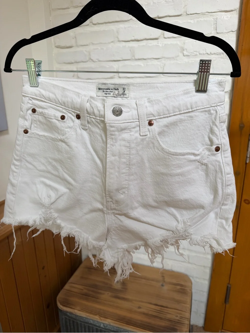 Abercrombie & Fitch Curve Love High Rise White Mom Shorts Size 27 / 4 - Picture 3 of 11
